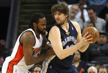 OAKLAND, CA - MARCH 30:  Ronny Turiaf #21 of the Golden State Warriors defends against Marc Gasol #33 of the Memphis Grizzlies during an NBA game on March 30, 2009 at Oracle Arena in Oakland, California. NOTE TO USER: User expressly acknowledges and agrees that, by downloading and or using this photograph, User is consenting to the terms and conditions of the Getty Images License Agreement.  (Photo by Jed Jacobsohn/Getty Images)