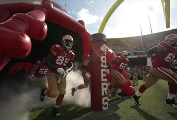 SAN FRANCISCO - AUGUST 22:  San Francisco 49ers tight end Vernon Davis #85, San Francisco 49ers center Eric Heitmann #66, San Francisco 49ers guard Chilo Rachal #62 and San Francisco 49ers guard Adam Snyder #68 run out onto the field in to start the game as the San Francisco 49ers host the Oakland Raiders at Candlestick Park August 22, 2009 in San Francisco, California.  (Photo by David Paul Morris/Getty Images)