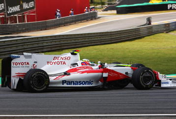 SAO PAULO, BRAZIL - OCTOBER 18:  Kamui Kobayashi (front) of Japan and Toyota and Jenson Button (rear) of Great Britain and Brawn GP race into turn one during the Brazilian Formula One Grand Prix at the Interlagos Circuit on October 18, 2009 in Sao Paulo, Brazil.  (Photo by Mark Thompson/Getty Images)