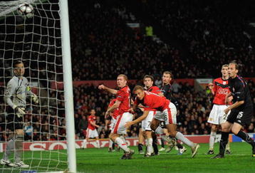 MANCHESTER, ENGLAND - NOVEMBER 03:  Paul Scholes of Manchester United scores his team's second goal during the UEFA Champions League Group B match between Manchester United and CSKA Moscow at Old Trafford on November 3, 2009 in Manchester, England.  (Photo by Michael Regan/Getty Images)