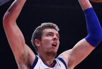 NEW YORK - FEBRUARY 25:  David Lee #42 of the New York Knicks dunks against the Orlando Magic at Madison Square Garden February 25, 2009 in New York City. NOTE TO USER: User expressly acknowledges and agrees that, by downloading and/or using this Photograph, User is consenting to the terms and conditions of the Getty Images License Agreement.  (Photo by Chris McGrath/Getty Images)