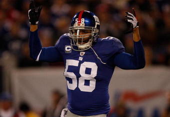 EAST RUTHERFORD, NJ - OCTOBER 25:  Antonio Pierce #58 of the New York Giants gets the crowd going against the Arizona Cardinals on October 25, 2009 at Giants Stadium in East Rutherford, New Jersey.  (Photo by Jared Wickerham/Getty Images)