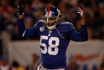 EAST RUTHERFORD, NJ - OCTOBER 25:  Antonio Pierce #58 of the New York Giants gets the crowd going against the Arizona Cardinals on October 25, 2009 at Giants Stadium in East Rutherford, New Jersey.  (Photo by Jared Wickerham/Getty Images)
