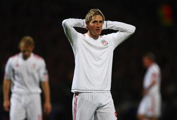 LYON, FRANCE - NOVEMBER 04:  Fernando Torres holds his head after a missed chance during the UEFA Champions League Group E match between Lyon and Liverpool at the Stade de Gerland on November 4, 2009 in Lyon, France.  (Photo by Michael Steele/Getty Images)