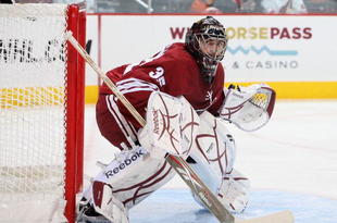 GLENDALE, AZ - SEPTEMBER 18:  Goaltender Al Montoya #35 of the Phoenix Coyotes in action during the preseason NHL game against the Anaheim Ducks at Jobing.com Arena on September 19, 2009 in Glendale, Arizona. The Ducks defeated the Coyotes 4-3 in overtime. (Photo by Christian Petersen/Getty Images)