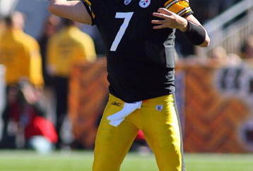 PITTSBURGH - OCTOBER 25:  Quarterback Ben Roethlisberger #7 of the Pittsburgh Steelers passes the ball during the NFL game against the Minnesota Vikings at Heinz Field on October 25, 2009 in Pittsburgh, Pennsylvania. The Steelers defeated the Vikings 27-17. (Photo by Rick Stewart/Getty Images)