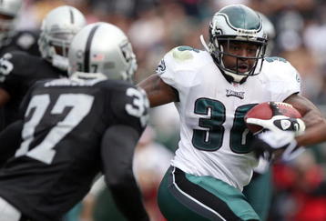 OAKLAND, CA - OCTOBER 18:  Brian Westbrook #36 of the Philadelphia Eagles runs against the Oakland Raiders during an NFL game at the Oakland-Alameda County Coliseum on October 18, 2009 in Oakland, California.  (Photo by Jed Jacobsohn/Getty Images)