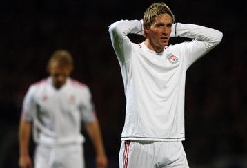 LYON, FRANCE - NOVEMBER 04:  Fernando Torres (R) of Liverpool rues a missed chance during the Lyon v Liverpool UEFA Champions League Group E match at the Stade de Gerland on November 4, 2009 in Lyon, France.  (Photo by Michael Steele/Getty Images)