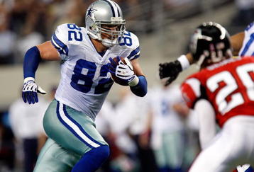 ARLINGTON, TX - OCTOBER 25:  Tight end Jason Witten #82 of the Dallas Cowboys runs the ball against the Atlanta Falcons at Cowboys Stadium on October 25, 2009 in Arlington, Texas.  (Photo by Ronald Martinez/Getty Images)