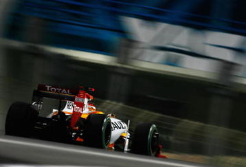 ABU DHABI, UNITED ARAB EMIRATES - NOVEMBER 01:  Fernando Alonso of Spain and Renault drives during the Abu Dhabi Formula One Grand Prix at the Yas Marina Circuit on November 1, 2009 in Abu Dhabi, United Arab Emirates.  (Photo by Paul Gilham/Getty Images)