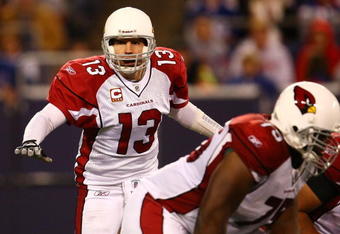 EAST RUTHERFORD, NJ - OCTOBER 25:  Kurt Warner #13 of the Arizona Cardinals signals against the New York Giants on October 25, 2009 at Giants Stadium in East Rutherford, New Jersey.  (Photo by Chris McGrath/Getty Images)