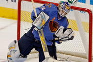 ATLANTA - MARCH 6: Goalie Kari Lehtonen #32 of the Atlanta Thrashers makes one of his 25 saves in the game enroute to a shutout against the Montreal Canadiens at Philips Arena on March 6, 2009 in Atlanta, Georgia. The Thrashers beat the Canadiens 2-0. (Photo by Mike Zarrilli/Getty Images)