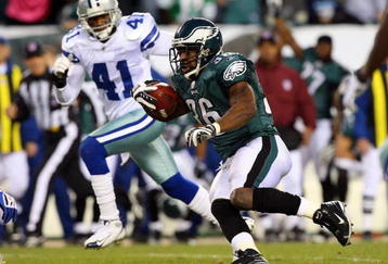 PHILADELPHIA - DECEMBER 28:  Brian Westbrook #36 of the Philadelphia Eagles runs the ball against the Dallas Cowboys on December 28, 2008 at Lincoln Financial Field in Philadelphia, Pennsylvania. The Eagles defeated the Cowboys 44-6.  (Photo by Jim McIsaac/Getty Images)