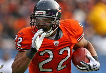CHICAGO - NOVEMBER 01: Matt Forte #22 of the Chicago Bears runs against the Cleveland Browns at Soldier Field on November 1, 2009 in Chicago, Illinois. The Bears defeated the Browns 30-6. (Photo by Jonathan Daniel/Getty Images)