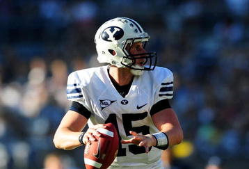 SAN DIEGO - OCTOBER 17: Max Hall #15 of BYU Cougars looks to pass the ball to teamate while playing against San Diego State Aztecs at Qualcomm Stadium on October 17, 2009 in San Diego, California.  (Photo by Jacob de Golish/Getty Images)