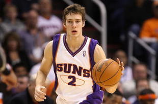 PHOENIX - OCTOBER 30: Goran Dragic #2 of the Phoenix Suns handles the ball during the NBA game against the Golden State Warriors at US Airways Center on October 30, 2009 in Phoenix, Arizona. The Suns defeated the Warriors 123-101. NOTE TO USER: User expressly acknowledges and agrees that, by downloading and or using this photograph, User is consenting to the terms and conditions of the Getty Images License Agreement. (Photo by Christian Petersen/Getty Images)