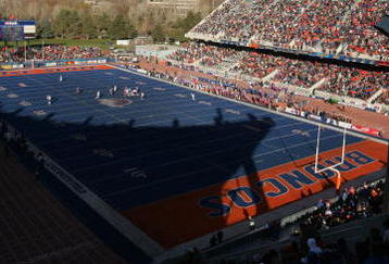 BOISE, ID - NOVEMBER 20:  The Boise State Broncos face the Louisiana Tech Bulldogs at Bronco Stadium on November 20, 2004 in Boise, Idaho. Boise State defeated Louisiana Tech 55-14. (Photo by Jeff Gross/Getty Images)
