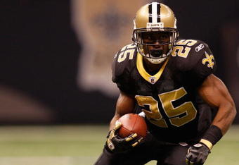 NEW ORLEANS - NOVEMBER 02:  Reggie Bush #25 of the New Orleans Saints runs against the Atlanta Falcons at Louisana Superdome on November 2, 2009 in New Orleans, Louisiana.  (Photo by Chris Graythen/Getty Images)