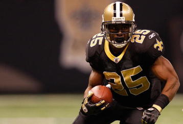 NEW ORLEANS - NOVEMBER 02:  Reggie Bush #25 of the New Orleans Saints runs against the Atlanta Falcons at Louisana Superdome on November 2, 2009 in New Orleans, Louisiana.  (Photo by Chris Graythen/Getty Images)