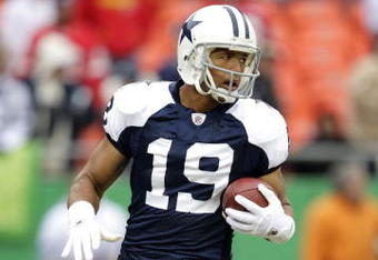 KANSAS CITY, MO - OCTOBER 11:  Miles Austin #19 of the Dallas Cowboys warms up prior to the NFL game against the Kansas City Chiefs at Arrowhead Stadiumin on October 11, 2009 Kansas City, Missouri. The Cowboys defeated the Chiefs 26-20 in overtime. (Photo by Jamie Squire/Getty Images)