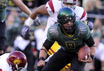 EUGENE, OR - OCTOBER 31: Quarterback Jeremiah Masoli #8 of the Oregon Ducks breaks a tackle of linebacker Malcolm Smith #6 as he heads to the end zone in the first quarter of the game against the USC Trojans at Autzen Stadium on October 31, 2009 in Eugene, Oregon. Masoli threw for 222 yards and a touchdown and ran for 164 more yards with another score as Oregon defeated USC 47-20. (Photo by Steve Dykes/Getty Images)