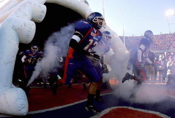BOISE, ID - NOVEMBER 20:  The Boise State Broncos take the field before the game with Louisiana Tech at Bronco Stadium on November 20, 2004 in Boise, Idaho. Boise State defeated Louisiana Tech 55-14. (Photo by Jeff Gross/Getty Images)