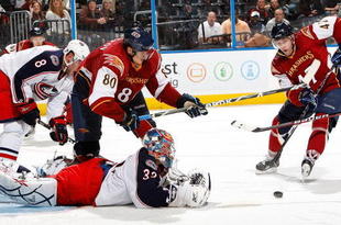 ATLANTA - NOVEMBER 05:  Goaltender Mathieu Garon #32 of the Columbus Blue Jackets saves a shot on goal in front of Nik Antropov #80 and Rich Peverley #47 of the Atlanta Thrashers at Philips Arena on November 5, 2009 in Atlanta, Georgia.  (Photo by Kevin C. Cox/Getty Images)