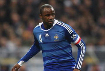 PARIS - NOVEMBER 19:  Patrick Vieira of France passes the ball during the International Friendly between France and Uruguay at the Stade de France on November 19, 2008 in Paris, France.  (Photo by Mark Thompson/Getty Images)