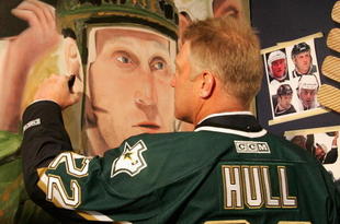 DALLAS - JANUARY 22:  Brett Hull of the 1999 Dallas Stars Stanley Cup team signs a mural during the 1999 Dallas Stars Stanley Cup Reunion at the American Airlines Center on January 22, 2007 in Dallas, Texas.  (Photo by Bruce Bennett/Getty Images)