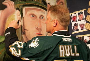 DALLAS - JANUARY 22:  Brett Hull of the 1999 Dallas Stars Stanley Cup team signs a mural during the 1999 Dallas Stars Stanley Cup Reunion at the American Airlines Center on January 22, 2007 in Dallas, Texas.  (Photo by Bruce Bennett/Getty Images)