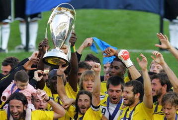 CARSON, CA - NOVEMBER 23:  Captain Frankie Hejduk #2 and his Columbus Crew teammates hold up the Philip F. Anschutz Trophy in celebration after defeating the New York Red Bulls 3-1 in the 2008 MLS Cup match at The Home Depot Center on November 23, 2008 in Carson, California.  (Photo by Victor Decolongon/Getty Images)