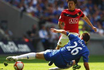 LONDON, ENGLAND - AUGUST 09:  Ji-Sung Park of Manchester United takes on John Terry of Chelsea during the FA Community Shield match between Manchester United and Chelsea at Wembley Stadium on August 9, 2009 in London, England.  (Photo by Jamie McDonald/Getty Images)