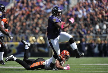 BALTIMORE - OCTOBER 11:  Le'Ron McClain #33 of the Baltimore Ravens runs the ball against the Cincinnati Bengals at M&T Bank Stadium on October 11, 2009 in Baltimore, Maryland. The Bengals defeated the Ravens 17-14. (Photo by Larry French/Getty Images)