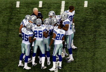 ARLINGTON, TX - NOVEMBER 01:  Head coach Wade Phillips of the Dallas Cowboys with his team at Cowboys Stadium on November 1, 2009 in Arlington, Texas.  (Photo by Ronald Martinez/Getty Images)