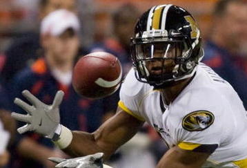 ST. LOUIS, MO - SEPTEMBER 5: Danario Alexander #81 of the University of Missouri Tigers hauls in a pass against the University of Illinois Fighting Illini during the State Farm Arch Rivalry on September 5, 2009 at the Edward Jones Dome in St. Louis, Missouri.  The Tigers beat the Fighting Illini 37-9.  (Photo by Dilip Vishwanat/Getty Images)