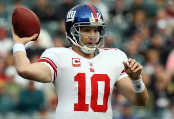 PHILADELPHIA - NOVEMBER 01:  Eli Manning #10 of the New York Giants throws a pass against the Philadelphia Eagles on November 1, 2009 at Lincoln Financial Field in Philadelphia, Pennsylvania.  (Photo by Jim McIsaac/Getty Images)