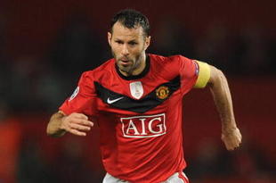 MANCHESTER, ENGLAND - SEPTEMBER 30:   Ryan Giggs of Manchester United in action during the UEFA Champions League Group B match between Manchester United and VfL Wolfsburg at Old Trafford on September 30, 2009 in Manchester, England.  (Photo by Laurence Griffiths/Getty Images)