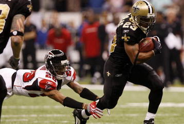 NEW ORLEANS - NOVEMBER 2:  Pierre Thomas #23 of the New Orleans Saints out runs Thomas DeCoud #28 of the Atlanta Falcons during the game at the Louisiana Superdome on November 2, 2009 in New Orleans, Louisiana. (Photo by Chris Graythen/Getty Images)