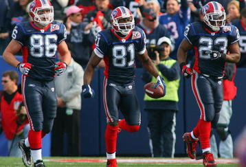 ORCHARD PARK, NY - NOVEMBER 01:  Derek Fine #86, Terrell Owens #81 and Marshawn Lynch #23 of the Buffalo Bills celebrate during the game against the Houston Texans at Ralph Wilson Stadium on November 1, 2009 in Orchard Park, New York. Houston won 31-10. (Photo by Rick Stewart/Getty Images)