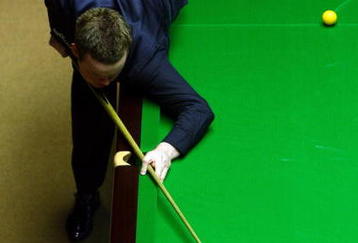SHEFFIELD, UNITED KINGDOM - MAY 04:  Shaun Murphy of England in action during his Final match against John Higgins of Scotland in the Betfred Snooker World Championships, at the Crucible Theatre on May 4, 2009, in Sheffield, United Kingdom.  (Photo by Ian Walton/Getty Images)