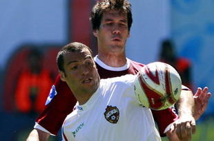 KHIMKI, RUSSIA - MAY 31: Cesar Navas (R) of FC Rubin Kazan battles for the ball with Daniel Carvalho of PFC CSKA Moscow during the Russian Cup final match between FC Rubin Kazan and PFC CSKA Moscow at the Khimki Stadium on May 31, 2009 in Khimki, Russia.  (Photo by Dmitry Korotayev/Epsilon/Getty Images)