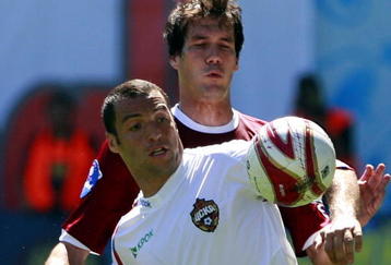 KHIMKI, RUSSIA - MAY 31: Cesar Navas (R) of FC Rubin Kazan battles for the ball with Daniel Carvalho of PFC CSKA Moscow during the Russian Cup final match between FC Rubin Kazan and PFC CSKA Moscow at the Khimki Stadium on May 31, 2009 in Khimki, Russia.  (Photo by Dmitry Korotayev/Epsilon/Getty Images)