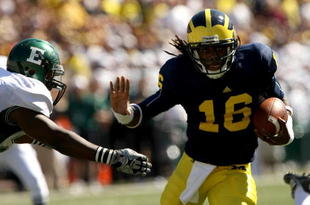 ANN ARBOR, MI - SEPTEMBER 19:  Quarterback Denard Robinson #16 of the Michigan Wolverines carries the ball on a 13 yard touchdown run in the fourth quarter against the Eastern Michigan Eagles at Michigan Stadium on September 19, 2009 in Ann Arbor, Michigan.  (Photo by Stephen Dunn/Getty Images)