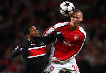 LONDON, ENGLAND - NOVEMBER 04:  Kieran Gibbs of Arsenal beats Jeremain Lens of AZ Alkmaar to the header during the UEFA Champions League Group H match between Arsenal and AZ Alkmaar at the Emirates Stadium on November 4, 2009 in London, England.  (Photo by Phil Cole/Getty Images)