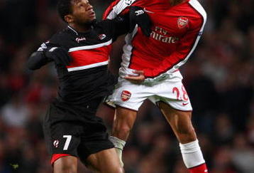 LONDON, ENGLAND - NOVEMBER 04:  Kieran Gibbs of Arsenal beats Jeremain Lens of AZ Alkmaar to the header during the UEFA Champions League Group H match between Arsenal and AZ Alkmaar at the Emirates Stadium on November 4, 2009 in London, England.  (Photo by Phil Cole/Getty Images)
