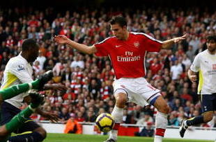 LONDON, ENGLAND - OCTOBER 31:  Robin Van Persie of Arsenal scores the third goal during the Barclays Premier League match between Arsenal and Tottenham Hotspur at the Emirates Stadium on October 31, 2009 in London, England.  (Photo by Shaun Botterill/Getty Images)