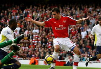 LONDON, ENGLAND - OCTOBER 31:  Robin Van Persie of Arsenal scores the third goal during the Barclays Premier League match between Arsenal and Tottenham Hotspur at the Emirates Stadium on October 31, 2009 in London, England.  (Photo by Shaun Botterill/Getty Images)