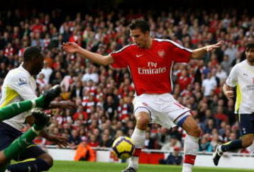 LONDON, ENGLAND - OCTOBER 31:  Robin Van Persie of Arsenal scores the third goal during the Barclays Premier League match between Arsenal and Tottenham Hotspur at the Emirates Stadium on October 31, 2009 in London, England.  (Photo by Shaun Botterill/Getty Images)