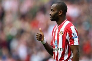 SUNDERLAND, ENGLAND - SEPTEMBER 27: Darren Bent of Sunderland gives the thumbs up during the Barclays Premier League match between Sunderland and Wolverhampton Wanderers at the Stadium of Light on September 27, 2009 in Sunderland, England. (Photo by Phil Cole/Getty Images)