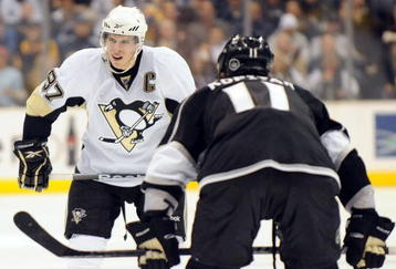 LOS ANGELES, CA - NOVEMBER 05:  Sidney Crosby #87 of the Pittsburgh Penguins faces off against Anze Kopitar #11 of the Los Angeles Kings during the third period at the Staples Center on November 5, 2009 in Los Angeles, California.  (Photo by Harry How/Getty Images)